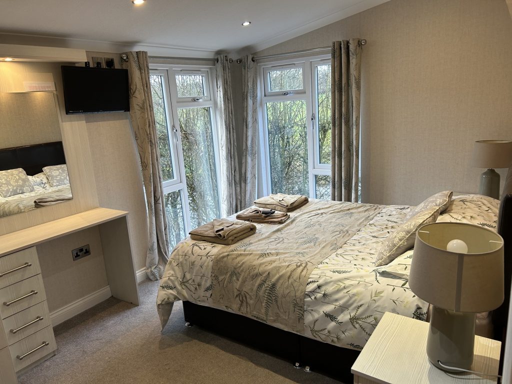 Lakeside Lodge With Hot Tub For Sale Wold View Country Park